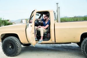 chaussures: Homme dans une voiture jaune