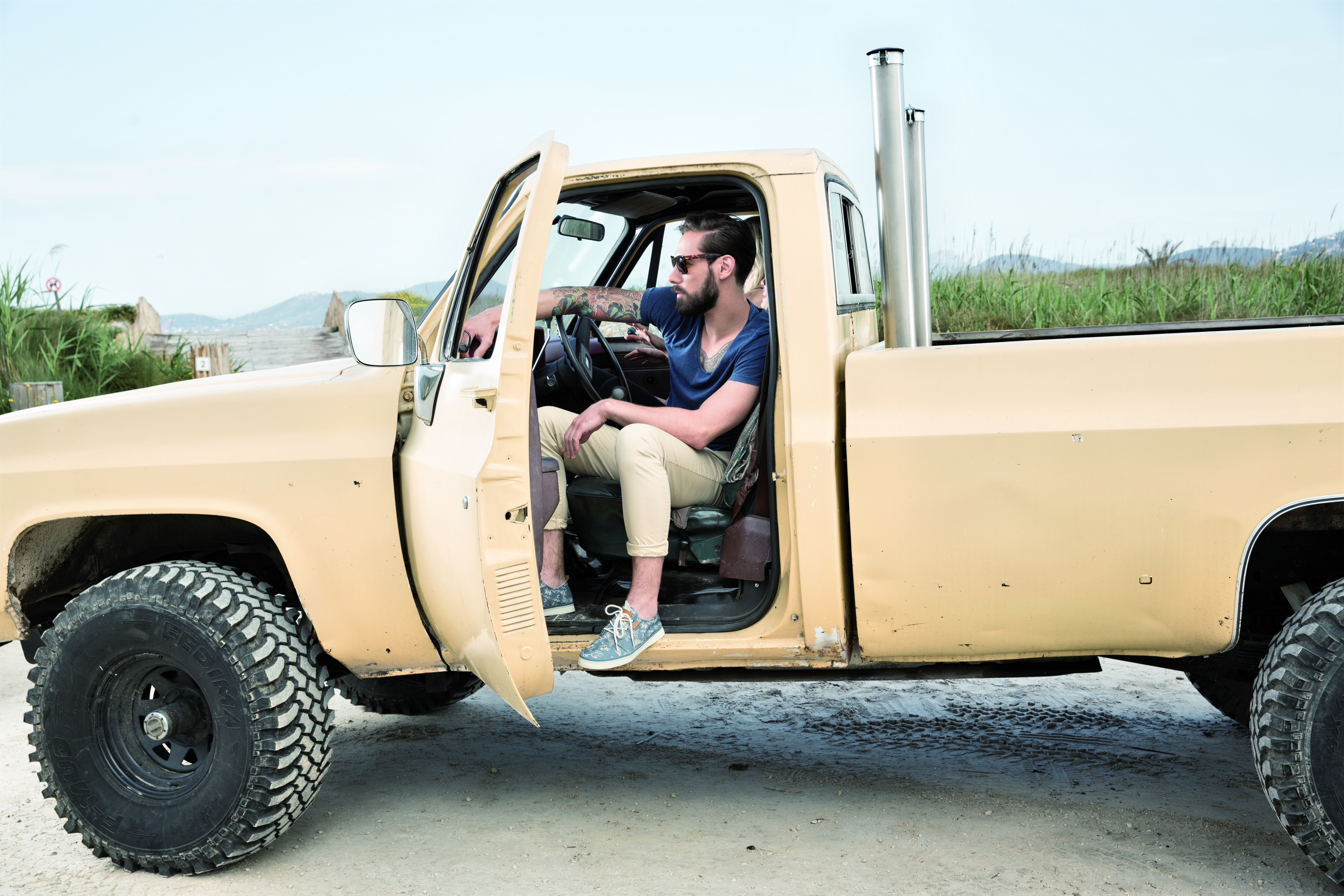 chaussures: Homme dans une voiture jaune