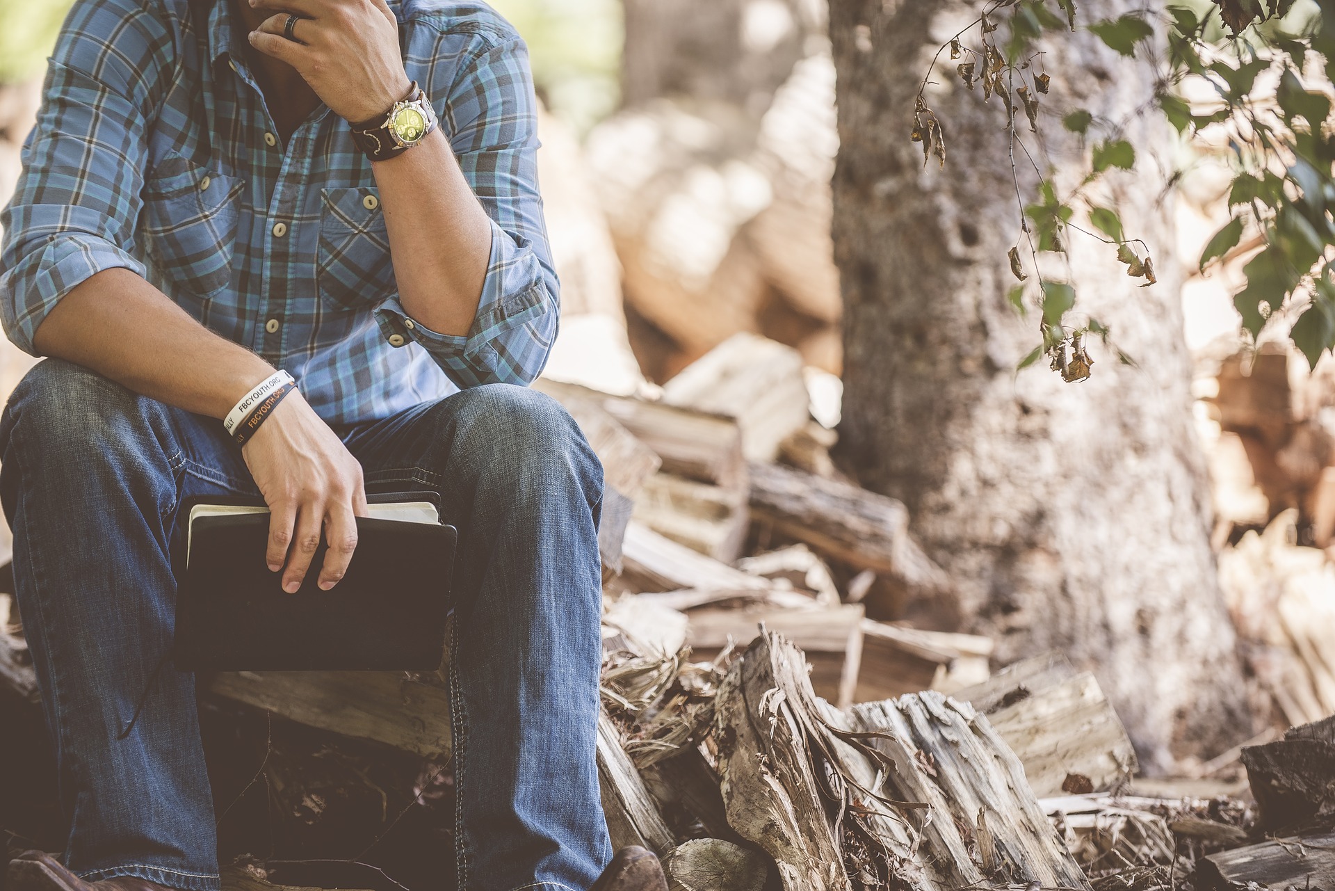 Homme en train de lire un livre