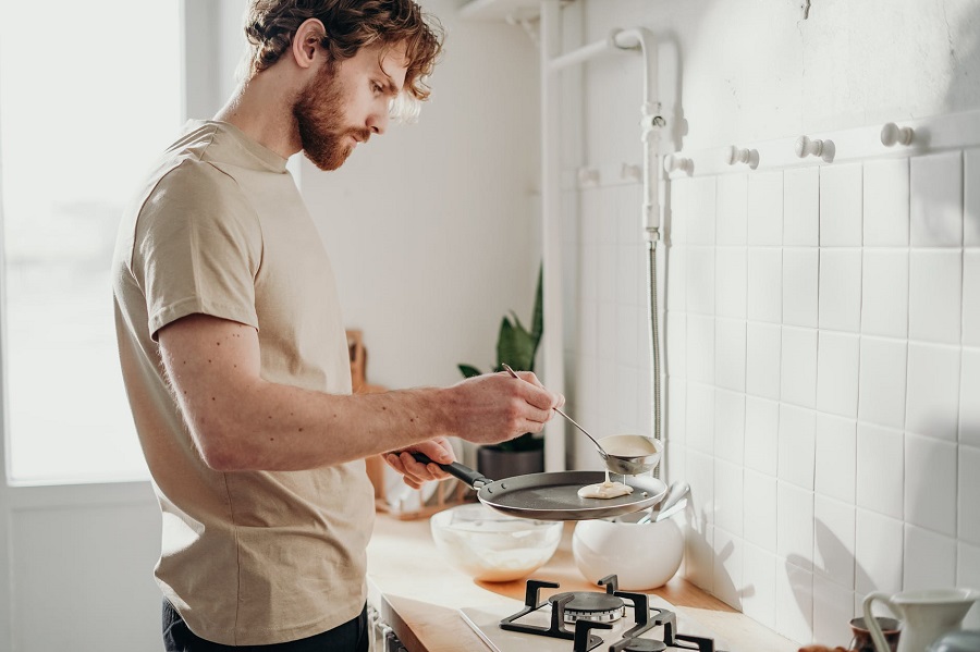 homme-cuisine-pancakes